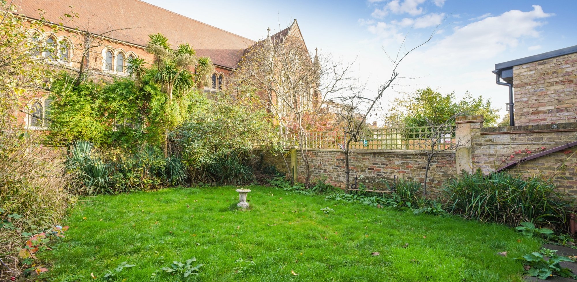 House For Sale in Birch Grove, London, W3