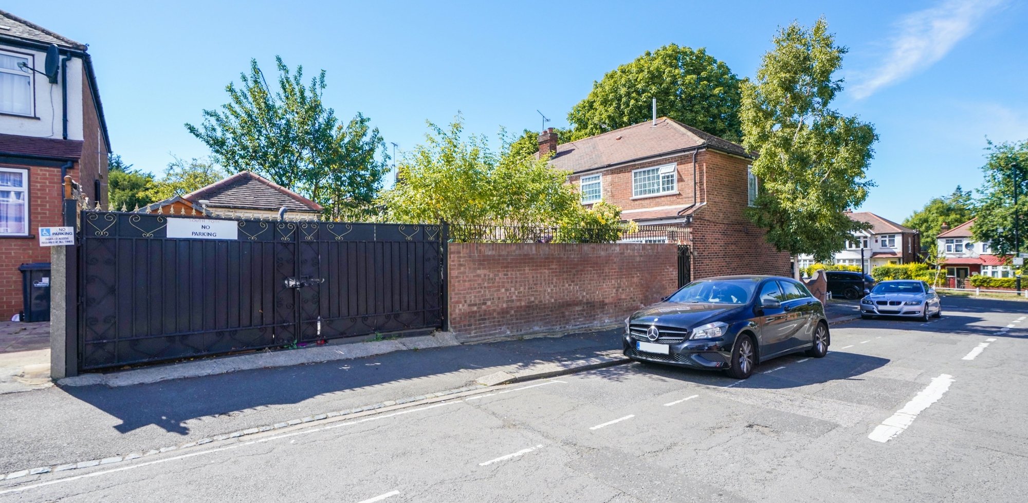 House For Sale in Twyford Abbey Road, West Twyford , London, NW10